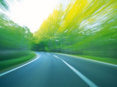 春日森林弯道公路动态模糊摄影壁纸