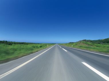 夏日郊野笔直无人公路 晴朗蓝天自然风光壁纸