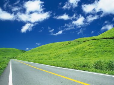 晴朗夏日郊野草原公路自然风光壁纸