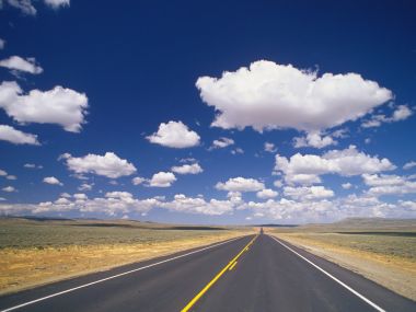 西部荒野笔直公路蓝天白云自然风光