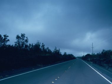 蓝调阴云下的旷野无人公路风景