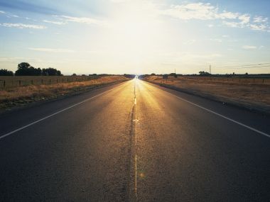 黄昏日落旷野笔直公路风光壁纸