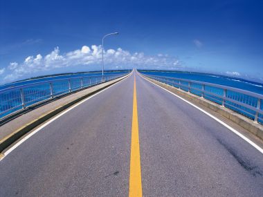 日本冲绳跨海公路大桥 夏日碧海蓝天风景