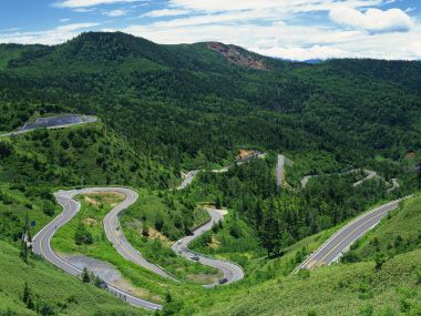 夏日日本翠绿山林蜿蜒盘山公路自然风光