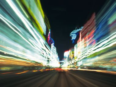 繁华都市夜间公路长曝光动态光轨壁纸