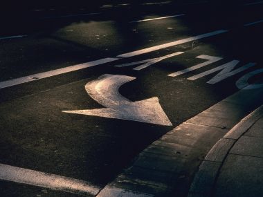 夕阳光影下的城市道路右转导向标线