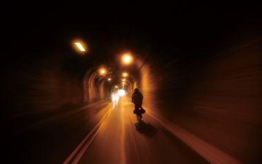 台湾公路隧道夜间自行车骑行长曝光摄影