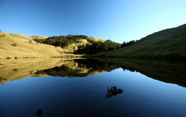 中国台湾能高山高山湖泊镜面倒影自然风光