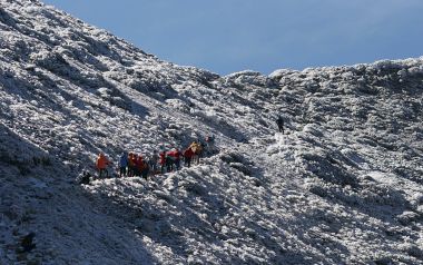 台湾雪山冬季雾凇景观 登山队徒步登山