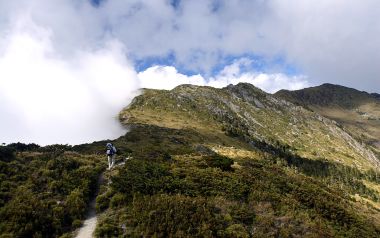 台湾嘉明湖山区徒步登山自然风光