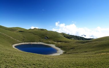 中国台湾嘉明湖高山湖泊全景自然风光