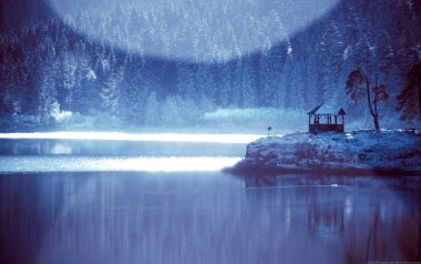 蓝调冬日冰封湖景 积雪森林旁临湖凉亭雪景