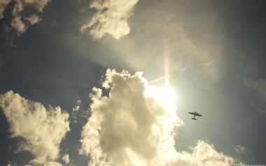 阳光云层中飞行的复古飞机 无题I