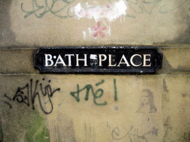 英国巴斯Bath Place复古铸铁路牌涂鸦墙面特写