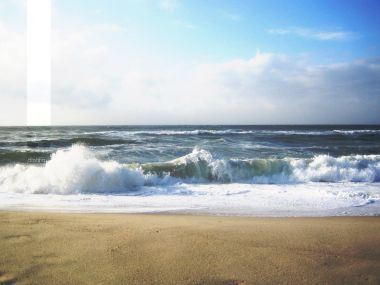 晴朗白日海滨海浪沙滩自然风光