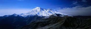 美国圣海伦斯火山冬日积雪全景风光