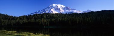 美国雷尼尔山国家公园雪山森林湖泊全景风光