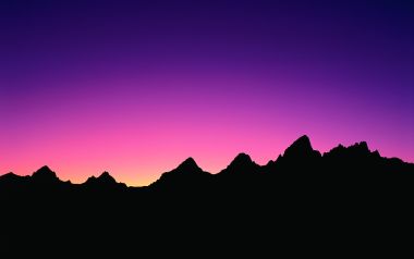 黄昏紫粉渐变天空连绵山脉剪影自然风光