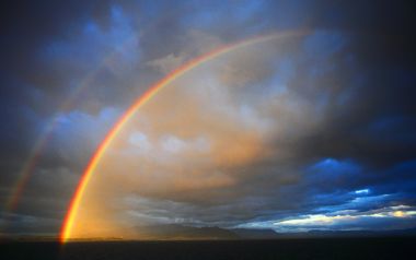 黄昏海面雨后天空双彩虹自然奇观