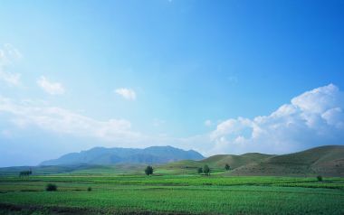 夏日广袤草原田园远山晴空自然风光