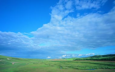 中国内蒙古夏日辽阔草原全景自然风光