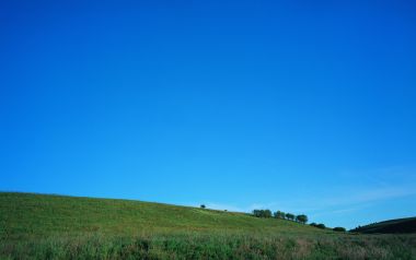 夏日辽阔草原晴空自然风光