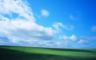 夏日广袤草原晴空白云旷野风光