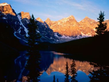 加拿大班夫国家公园梦莲湖日照金山晨景