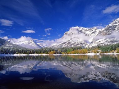加拿大落基山脉雪山湖泊秋日风光