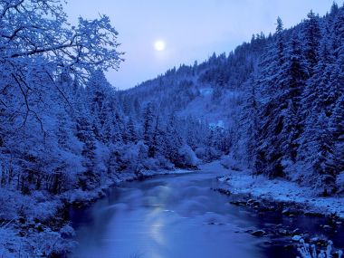 蓝调满月夜 冬日积雪森林河谷雪景