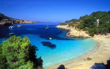 西班牙伊比萨岛蔚蓝海湾沙滩风光