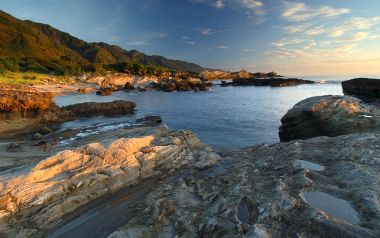 中国台湾东海岸黄金时段礁石海湾风光