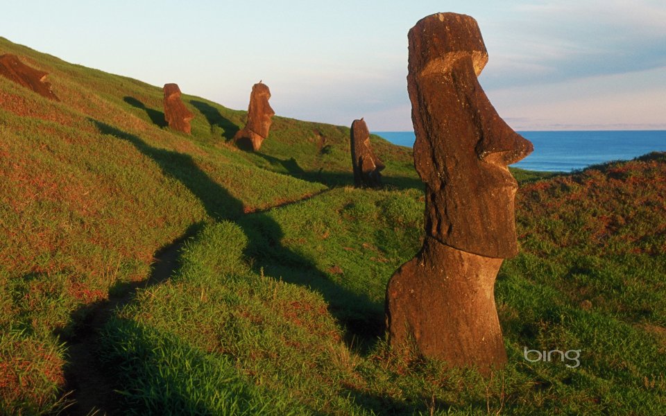 02 moai statues