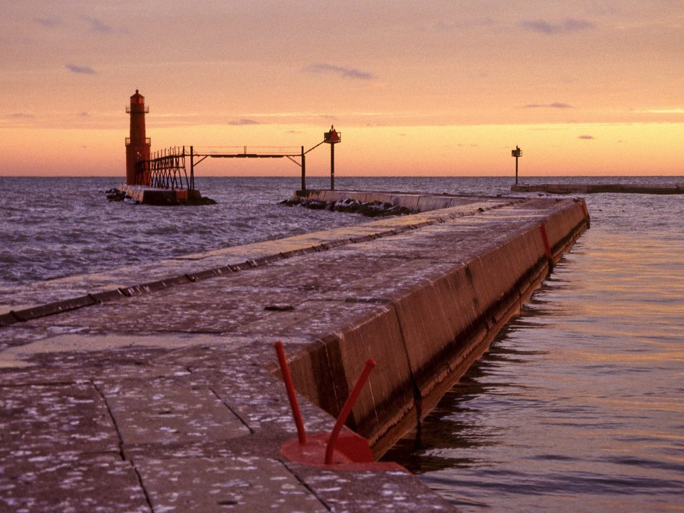 Algoma_Pierhead_Light_at_Sunset_Kewaunee_County_Wisconsin