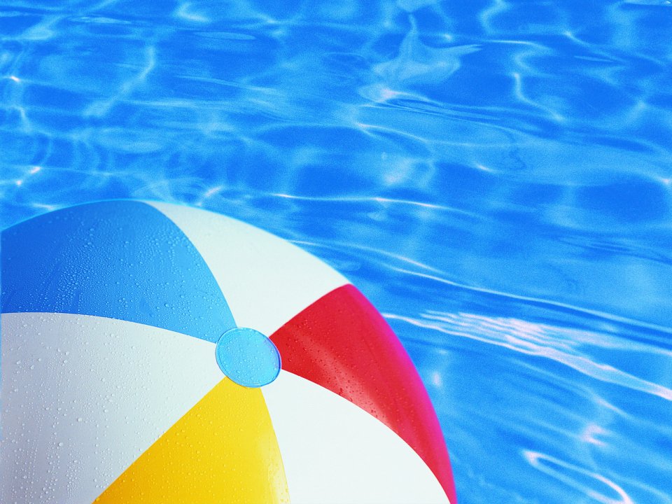 beach_ball_in_swinmming_pool_2