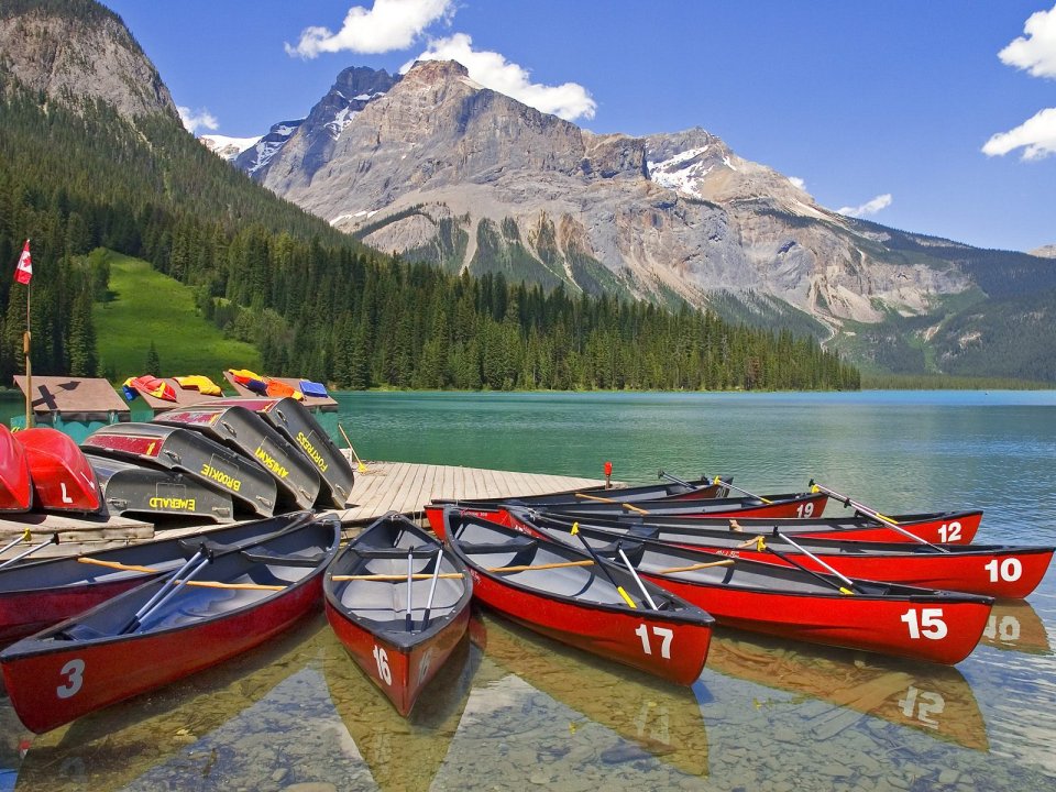Canoes_Emerald_Lake_Yoho_National_Park_British_Columbia