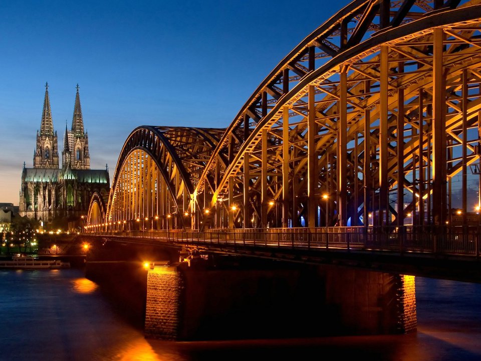 Cathedral_and_Hohenzollern_Bridge_at_Night_Cologne_Germany