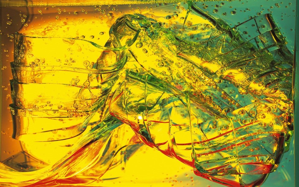 colorful_abstract_effect_of_glass_and_shards_da046020a