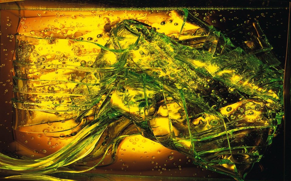colorful_abstract_effect_of_glass_and_shards_da046022a