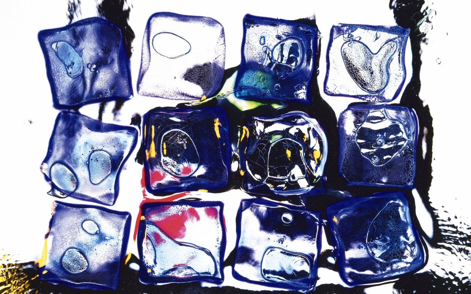 colorful_abstract_effect_of_glass_and_shards_da046037a