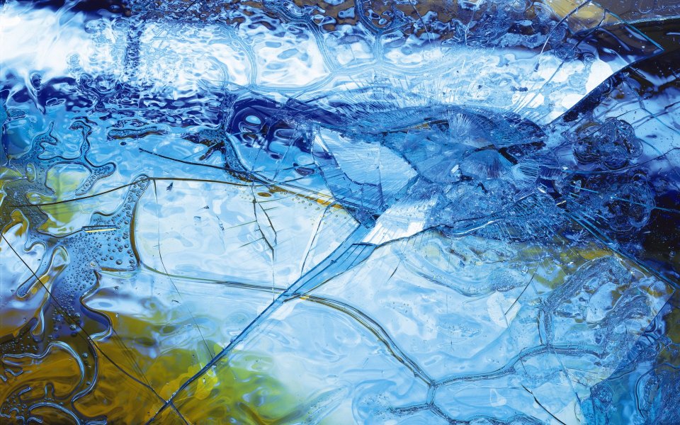 colorful_abstract_effect_of_glass_and_shards_da046038a