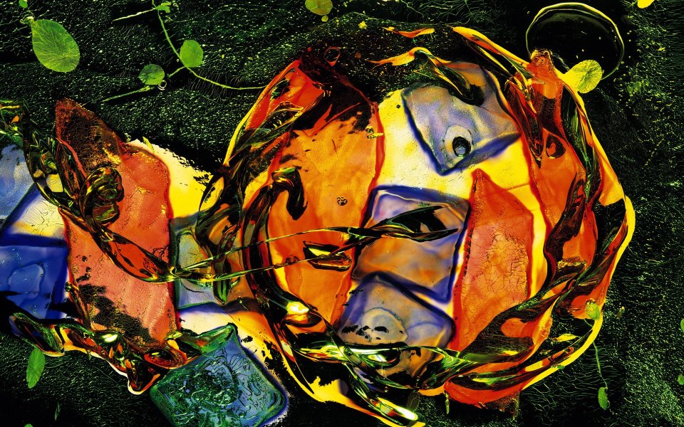 colorful_abstract_effect_of_glass_and_shards_da046040a