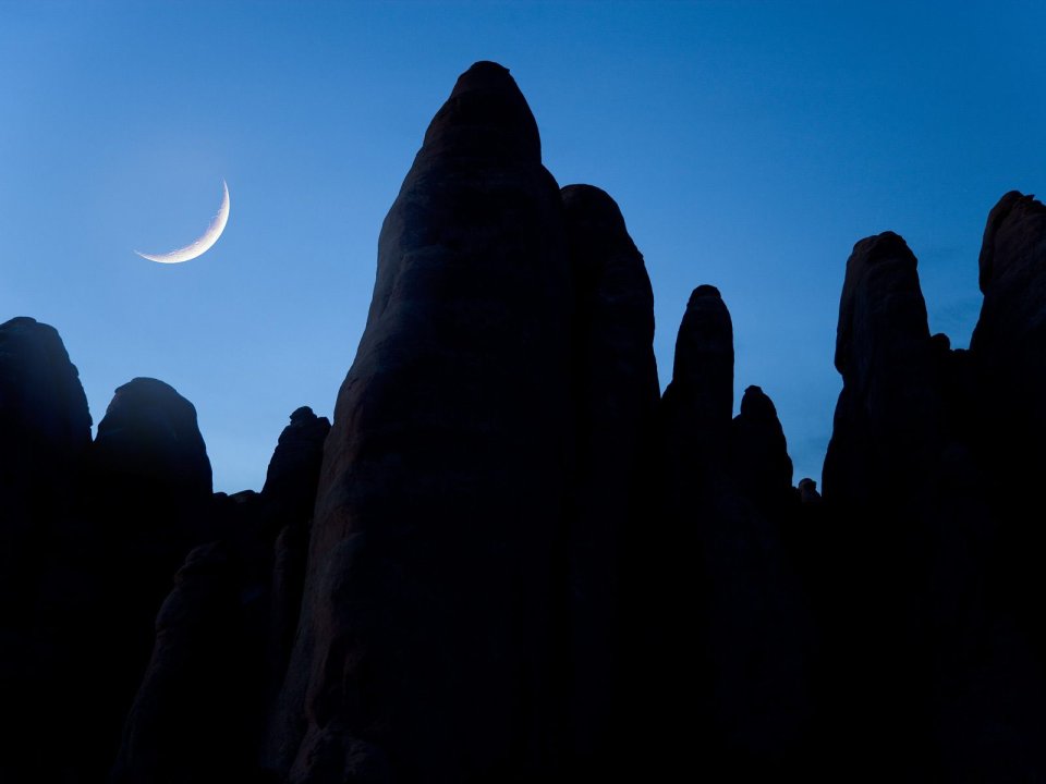 Crescent_Moon_Near_Sand_Arch_Arches_National_Park_Utah
