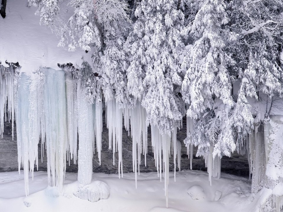 冬季森林冰柱与雪景