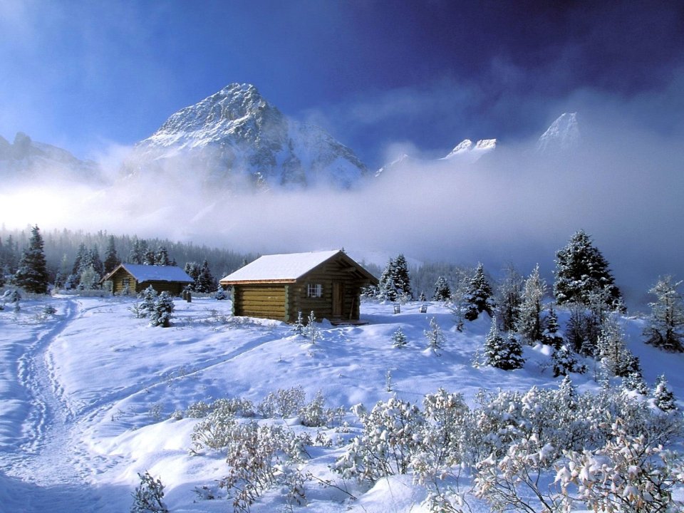 雪山脚下的宁静木屋