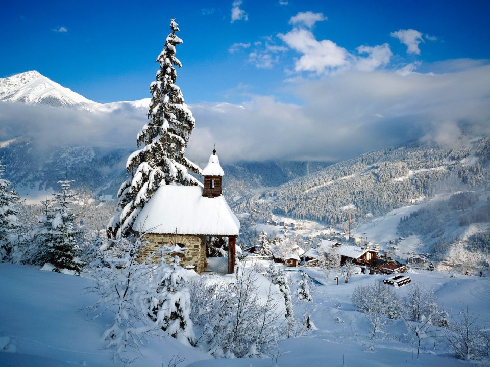 阿尔卑斯山雪景中的静谧教堂