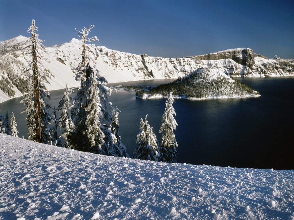 美国俄勒冈州火山口湖国家公园冬季雪景
