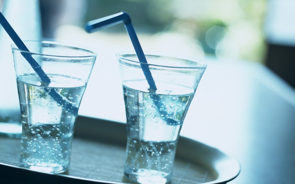 GX182_350A_Two_Glass_Carbonated_water_lime