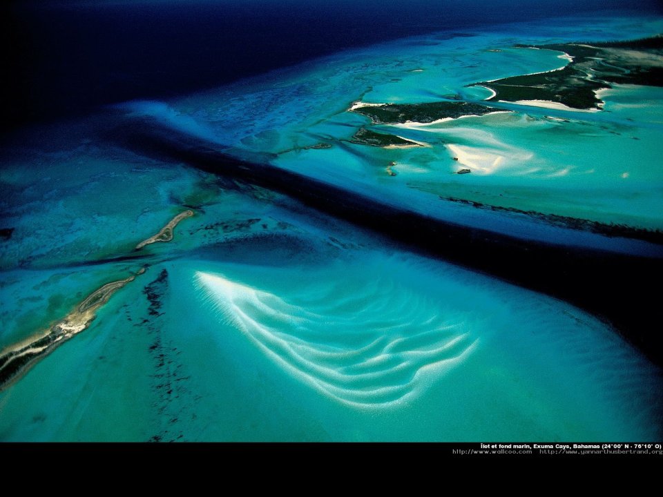 Islet and sea bed, Exuma Cays, Bahamas