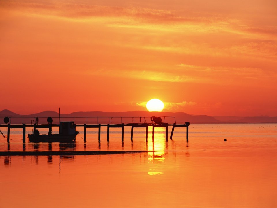 日本北海道夕阳下的码头与小船